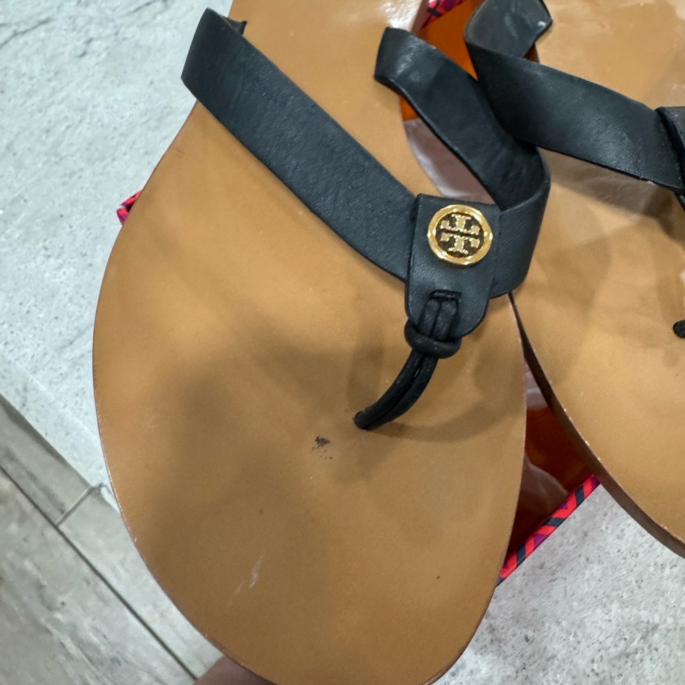 Tory Burch Black Leather Thong Sandals with Gold Logo - Picture 2 of 5